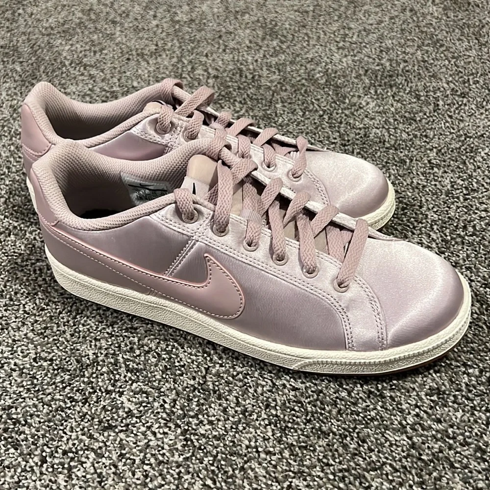 New NWT Rose Gold Nike Sneakers sz 8.5 - Picture 2 of 7